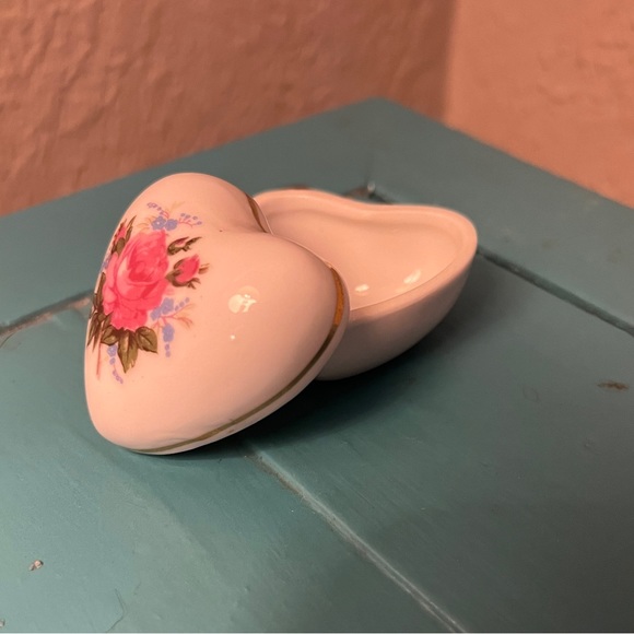 Vintage I. W. Rice Heart Shaped Floral Trinket Box-Porcelain Japan - Picture 1 of 3